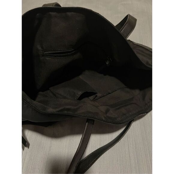 Botkier New York black tote bag, featuring a zipper closure and two interior poc - Picture 8 of 9